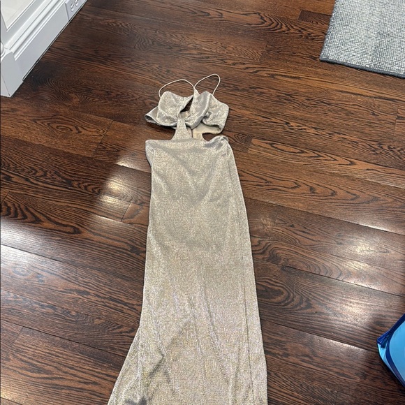 Alice + Olivia Dresses & Skirts - Alice + Olivia Shimmering Gold Backless Dress